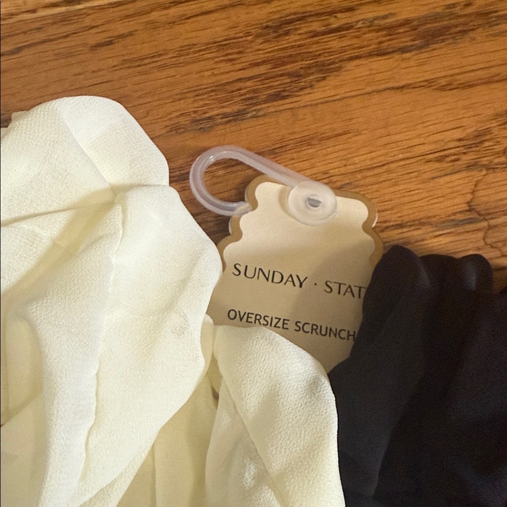 Sunday State | Black & Cream oversized Scrunchie Set NWT - Picture 4 of 5